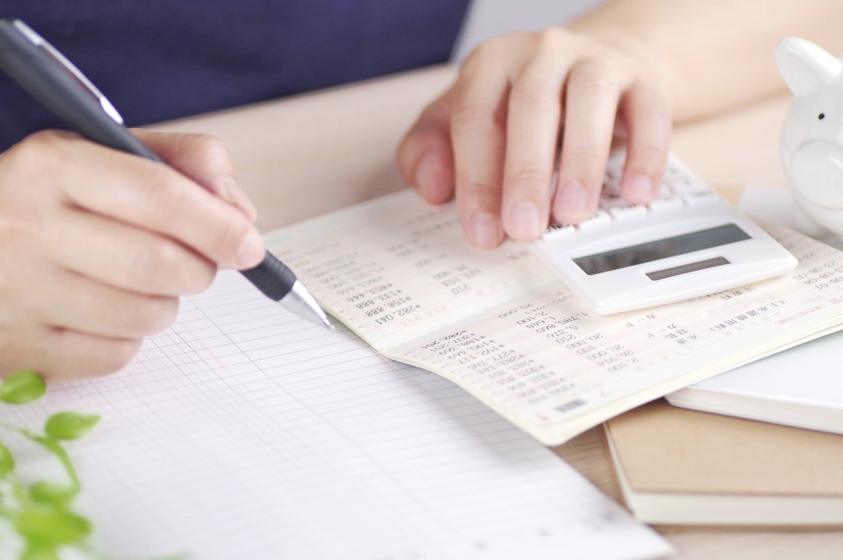 通帳と電卓