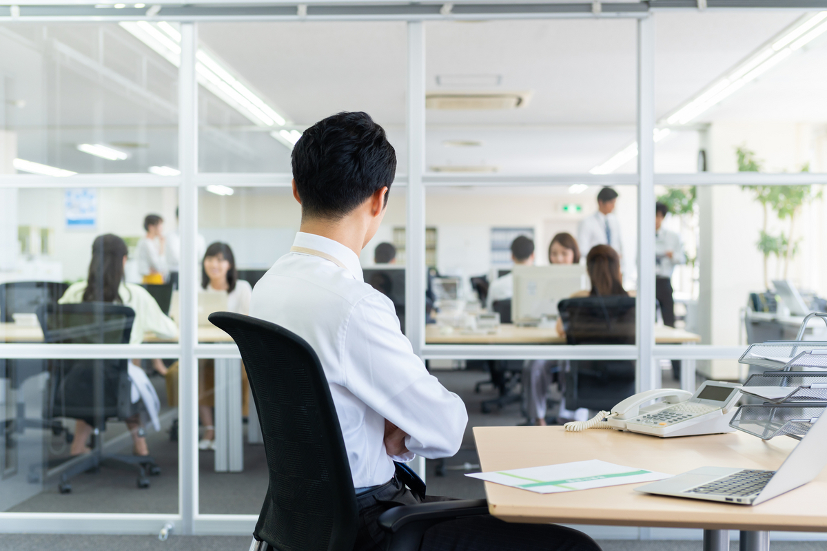 オフィスの男性社員