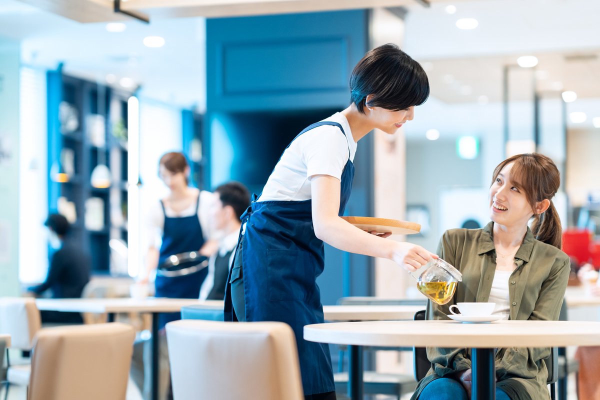 カフェで働く店員