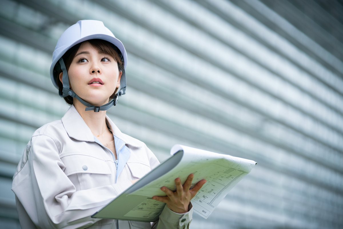建築現場で働く女性