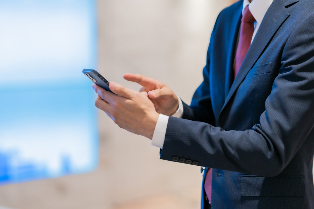 スマホを操作する手元