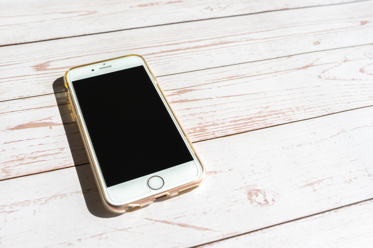 テーブルに置かれているスマホ