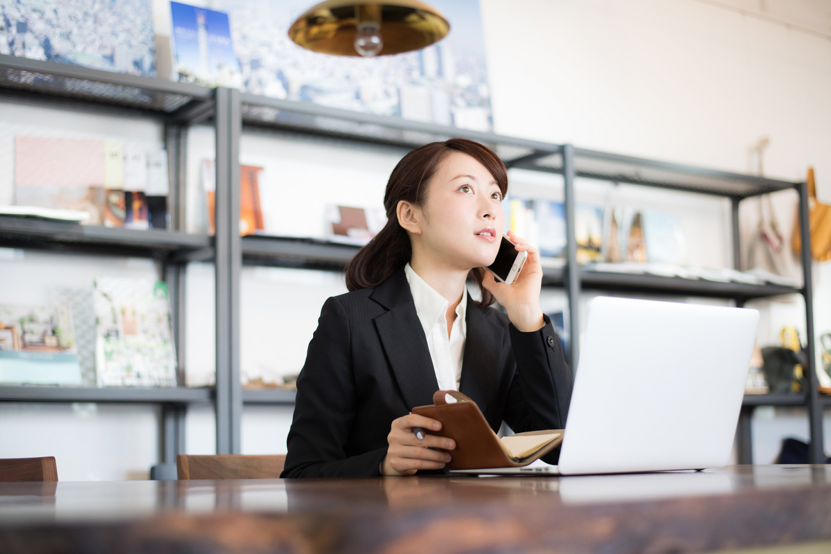 電話をかける女性