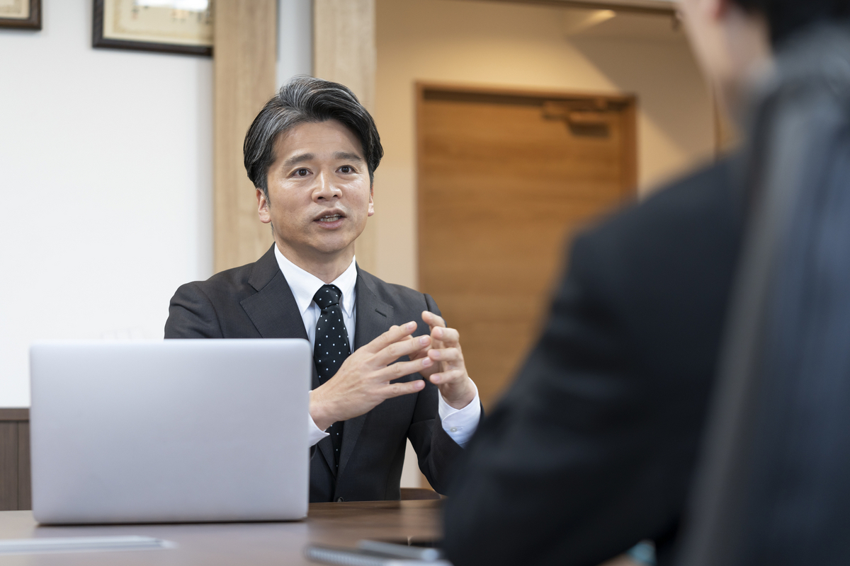 管理職に相談する様子