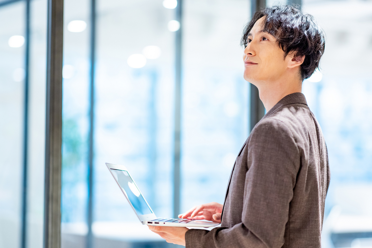 パソコンを操作している男性の手元