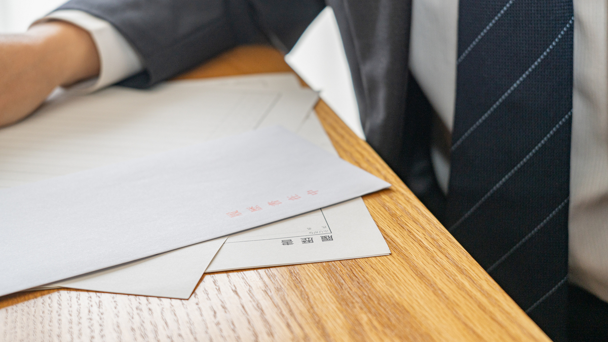 履歴書を用意する男性