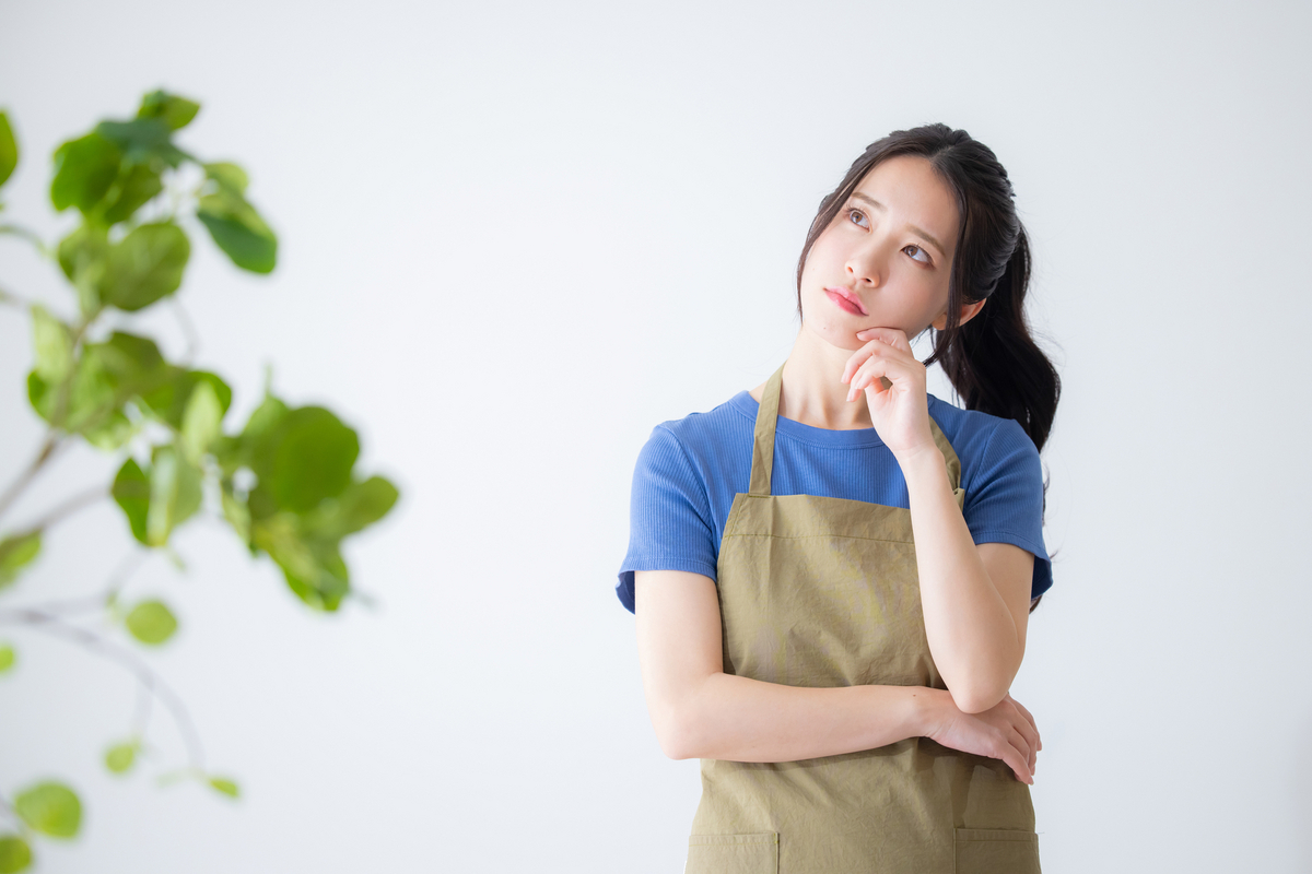 考え事をしている女性