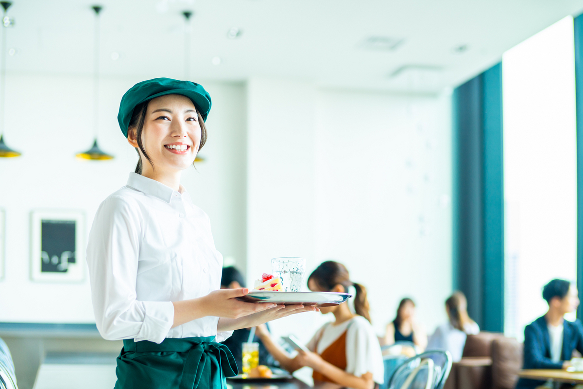 笑顔のカフェ店員