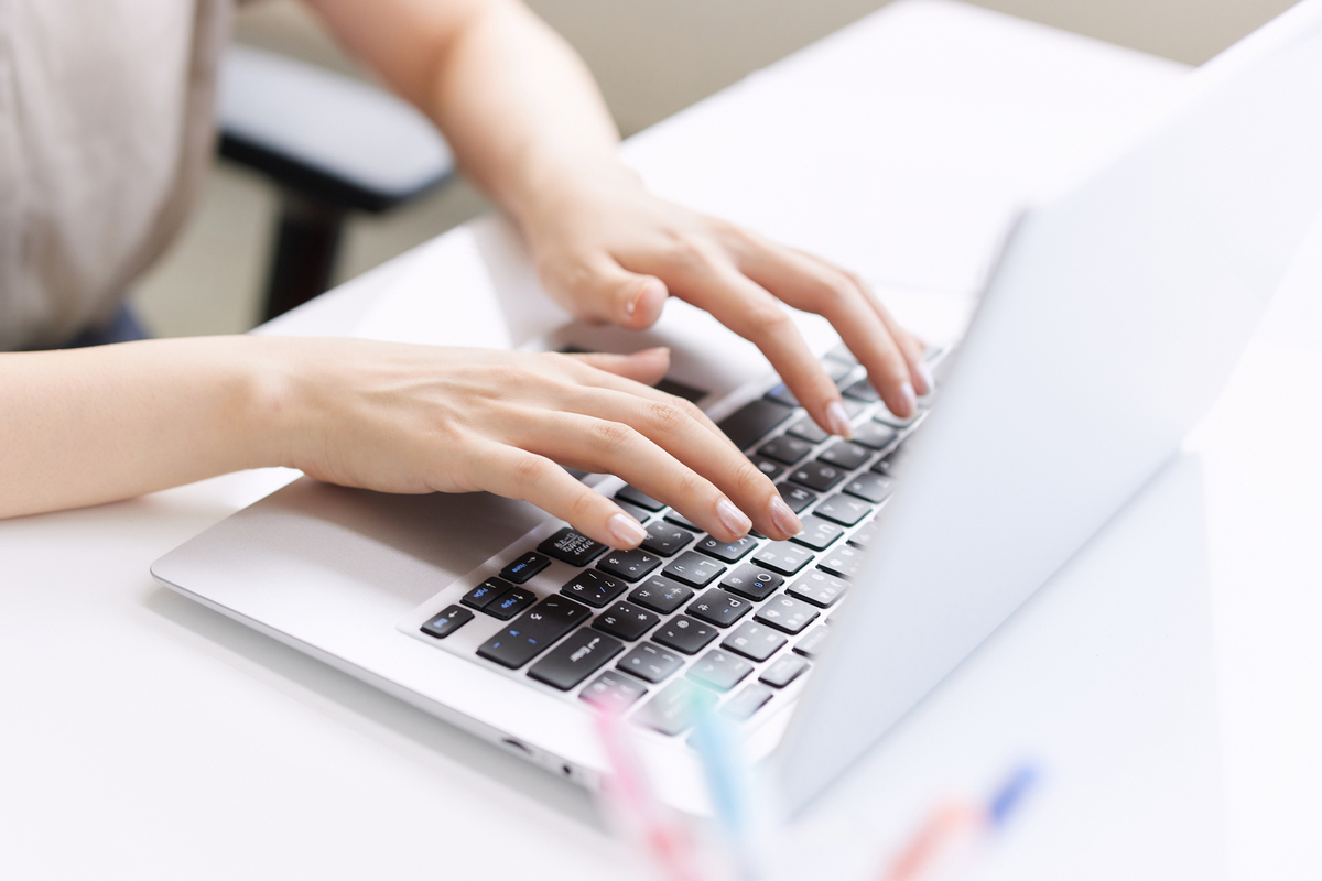 デスクワークをする手元