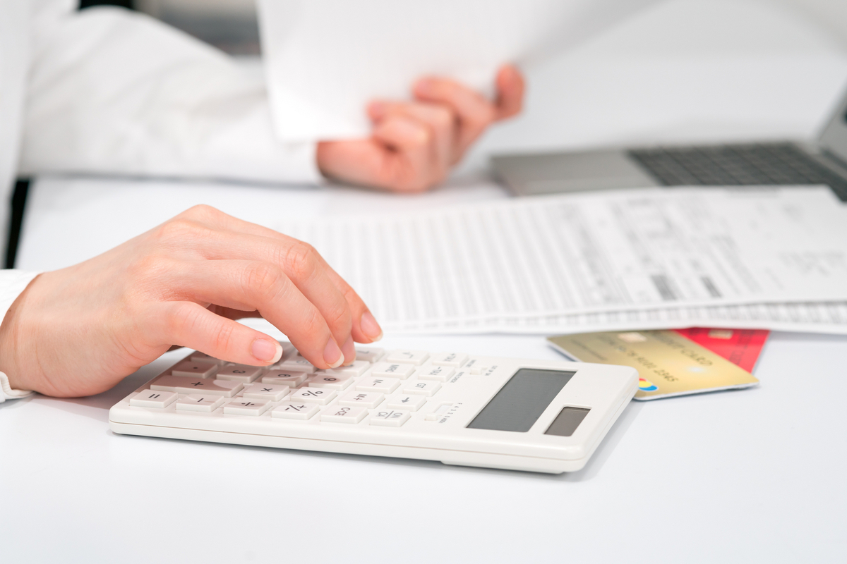 事務作業をする手元