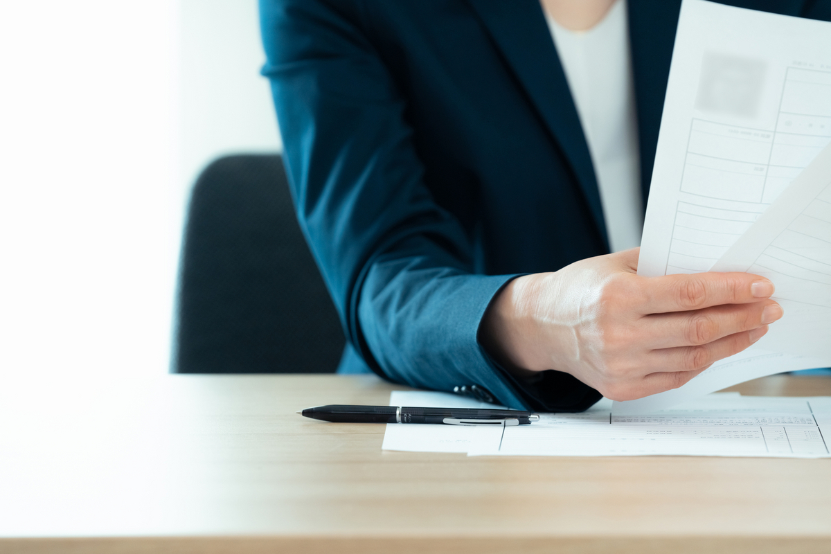 職務経歴書をチェックする社員