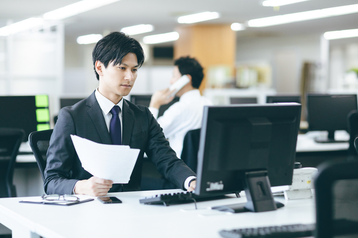 オフィスで働く男性