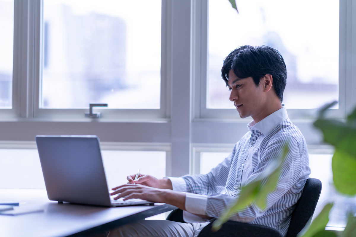 パソコンを操作する男性