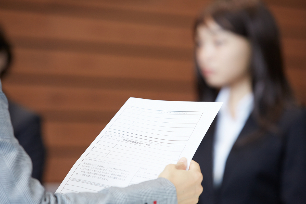 面接で履歴書を確認する手元