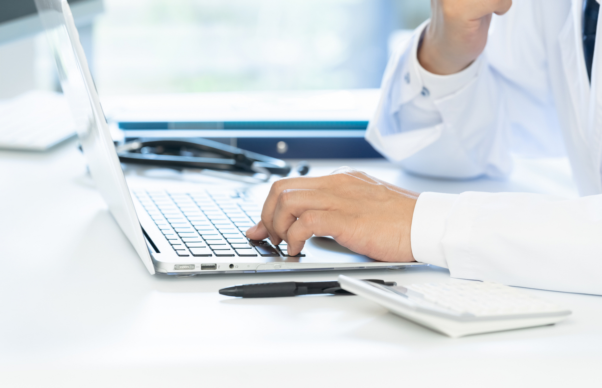 パソコンを操作する白衣の男性