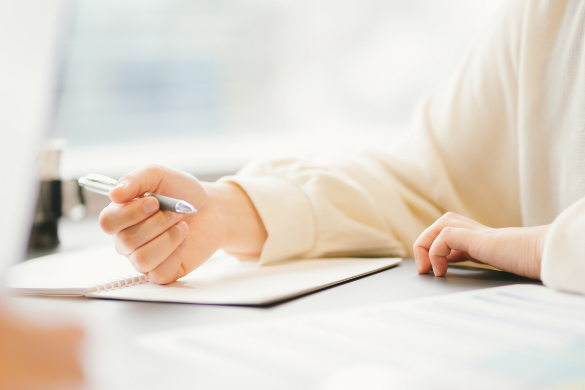 ノートに書き込む女性