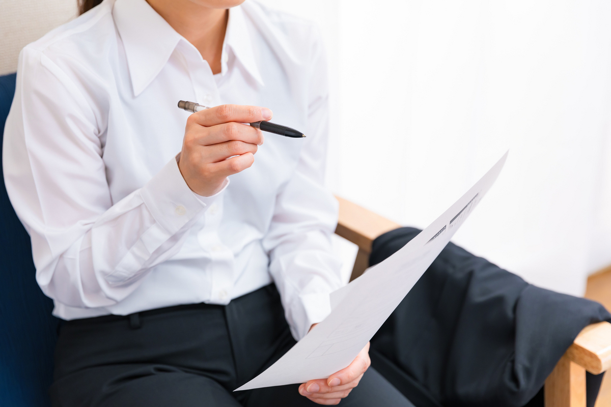 履歴書を記入する女性