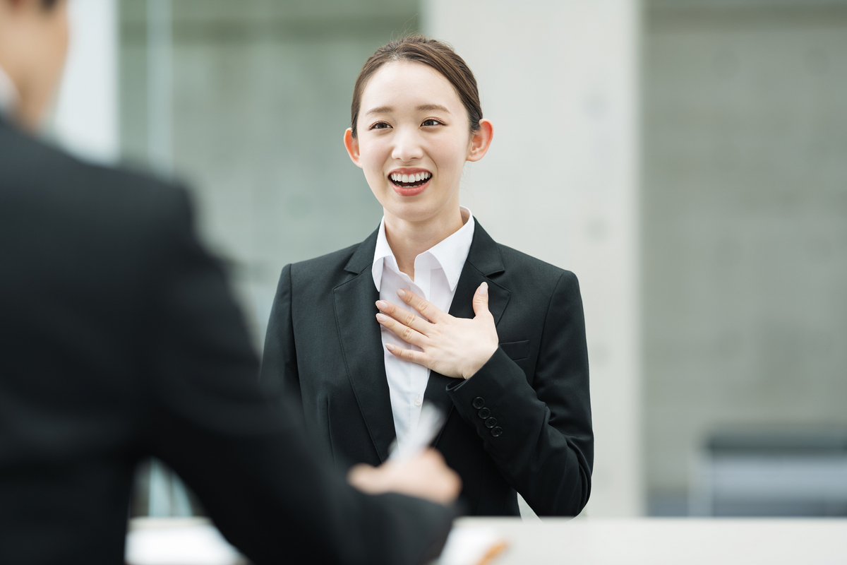 面接で話す女性