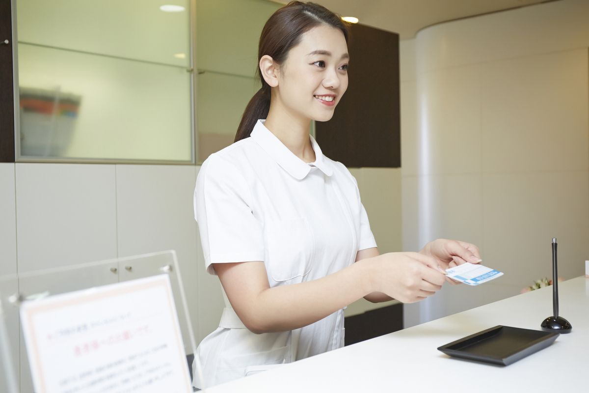 病院の受付で働く女性