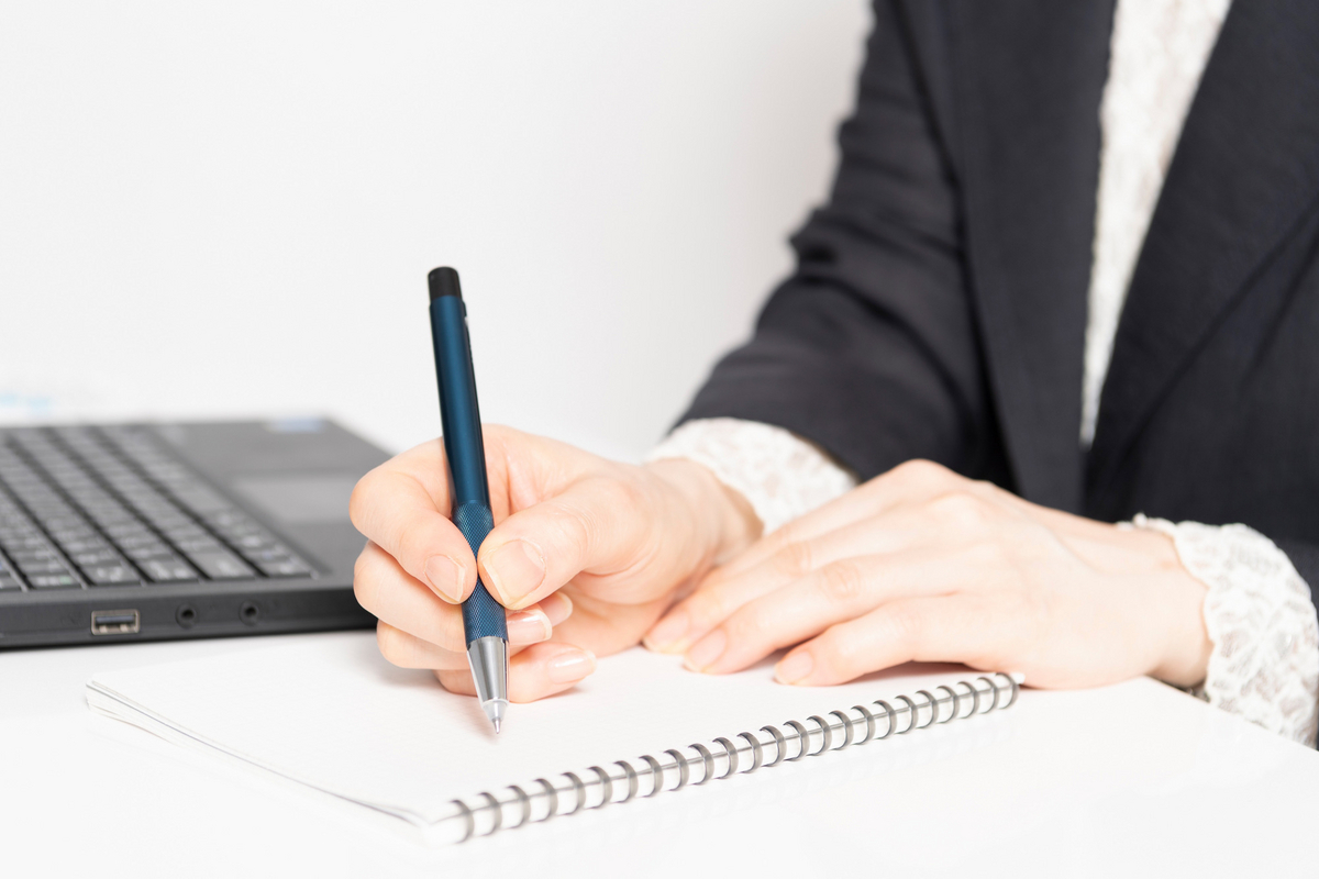 ノートに書きだす手元