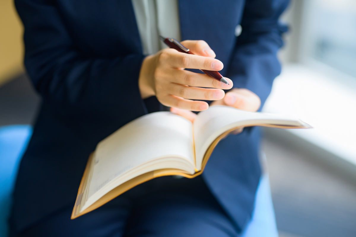 手帳に書き込む手元