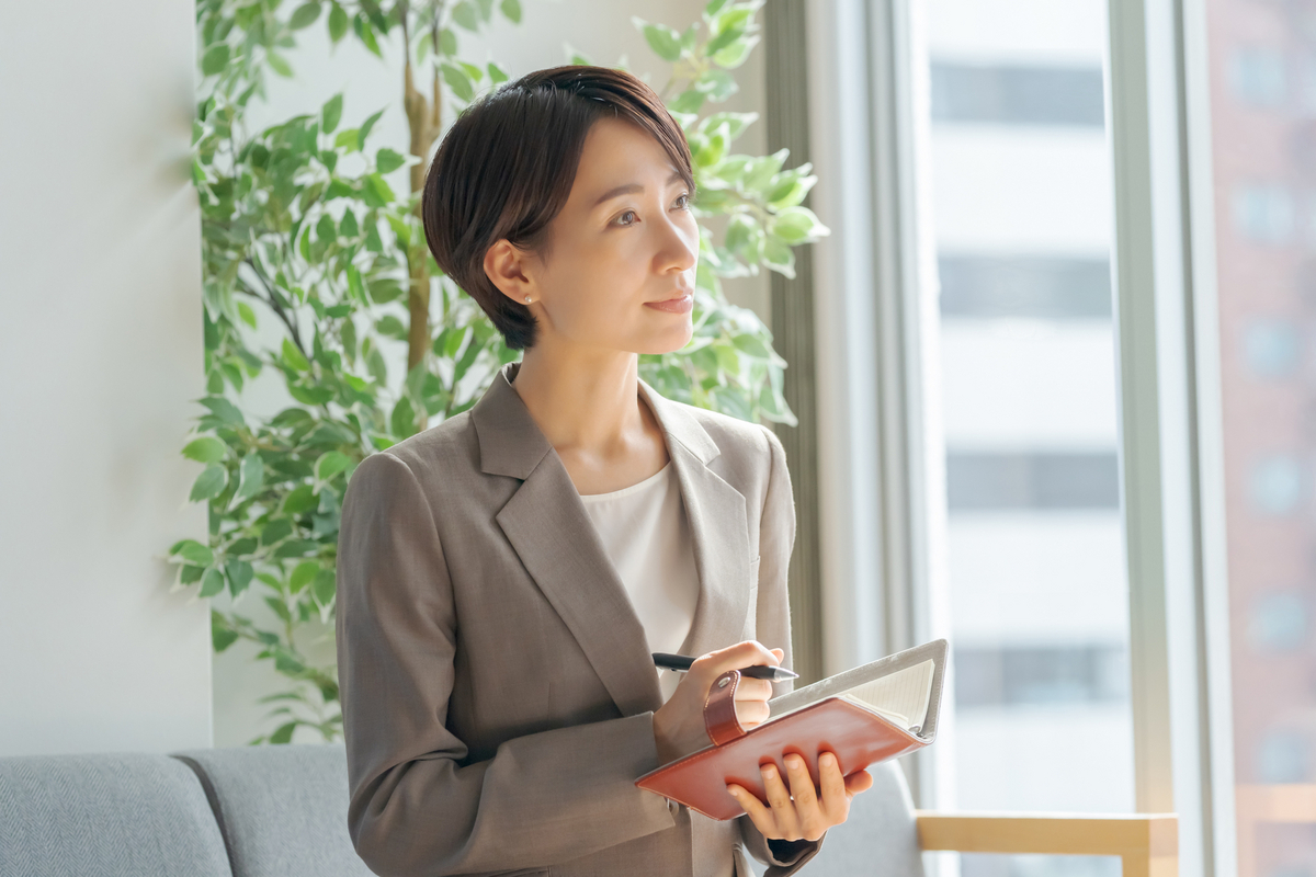 手帳に書き込む女性