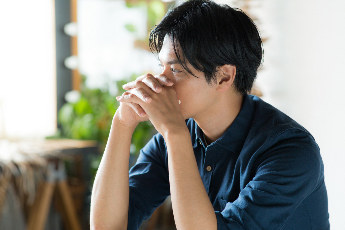 考え事をする男性