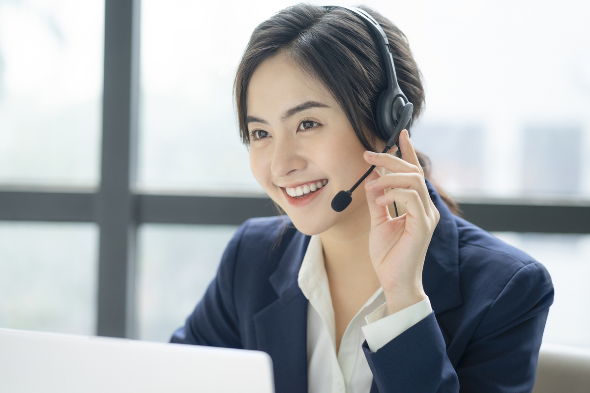 コールセンターで働く女性