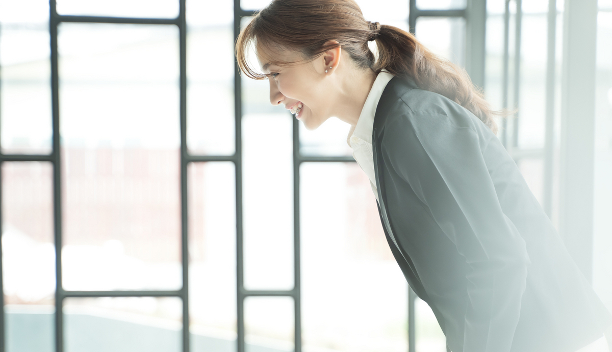 笑顔で挨拶する女性