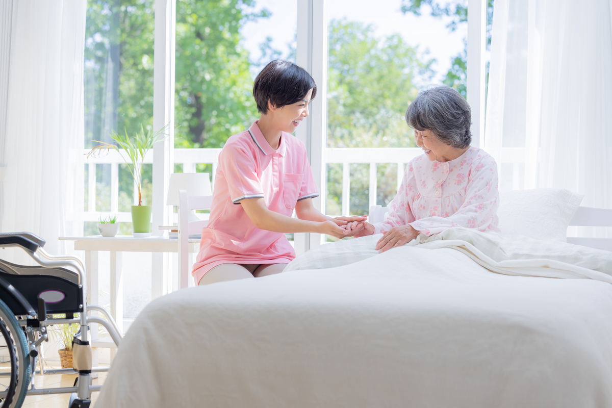 介護士の女性と高齢者