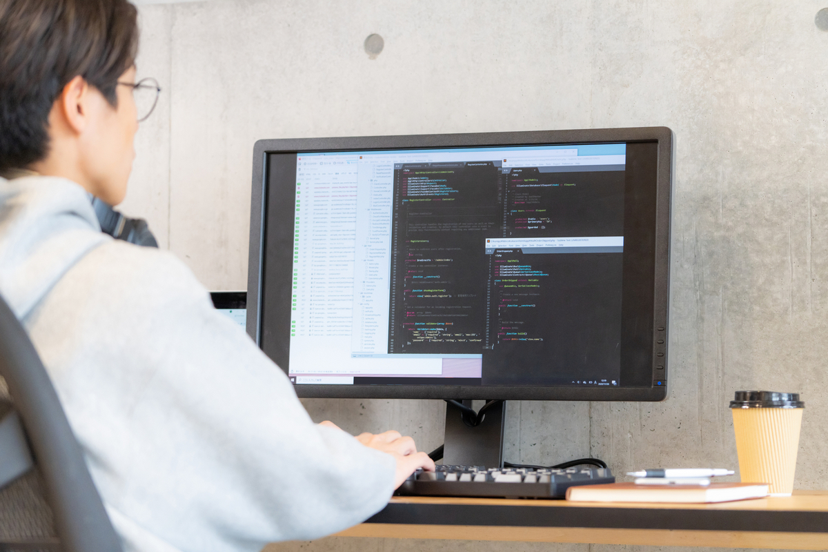 プログラミングをする男性