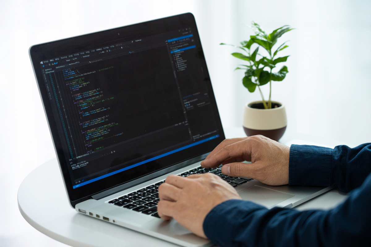 プログラミングをする手元