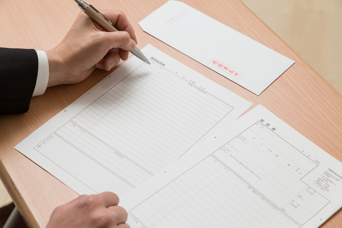 職務経歴書に記入する手元