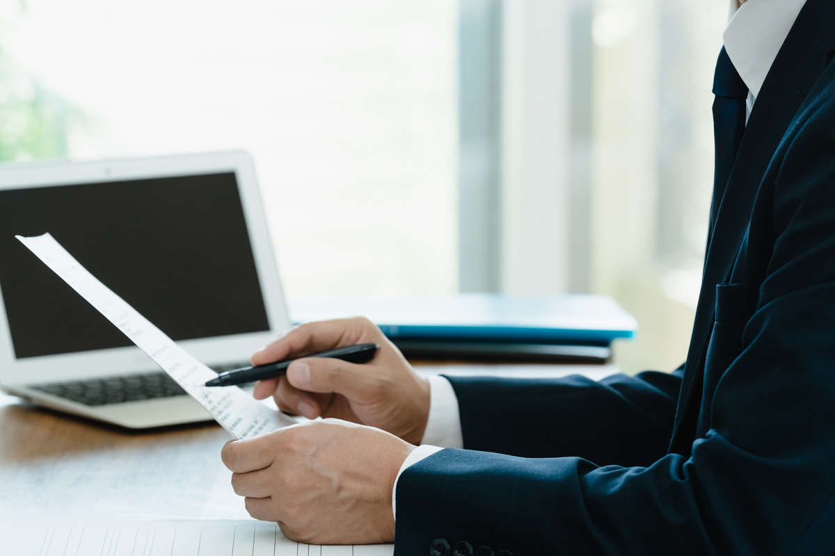 履歴書を確認する職員