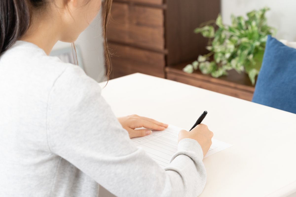 履歴書に記入する女性