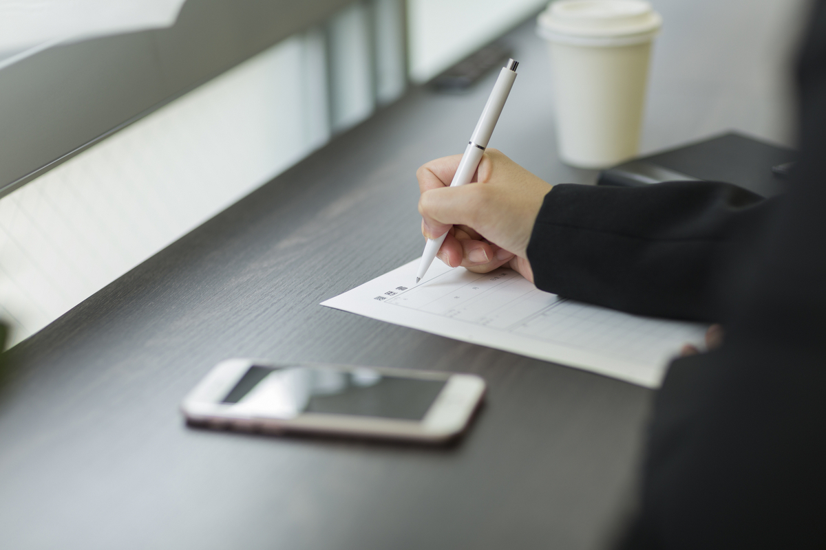 履歴書に記入する手元