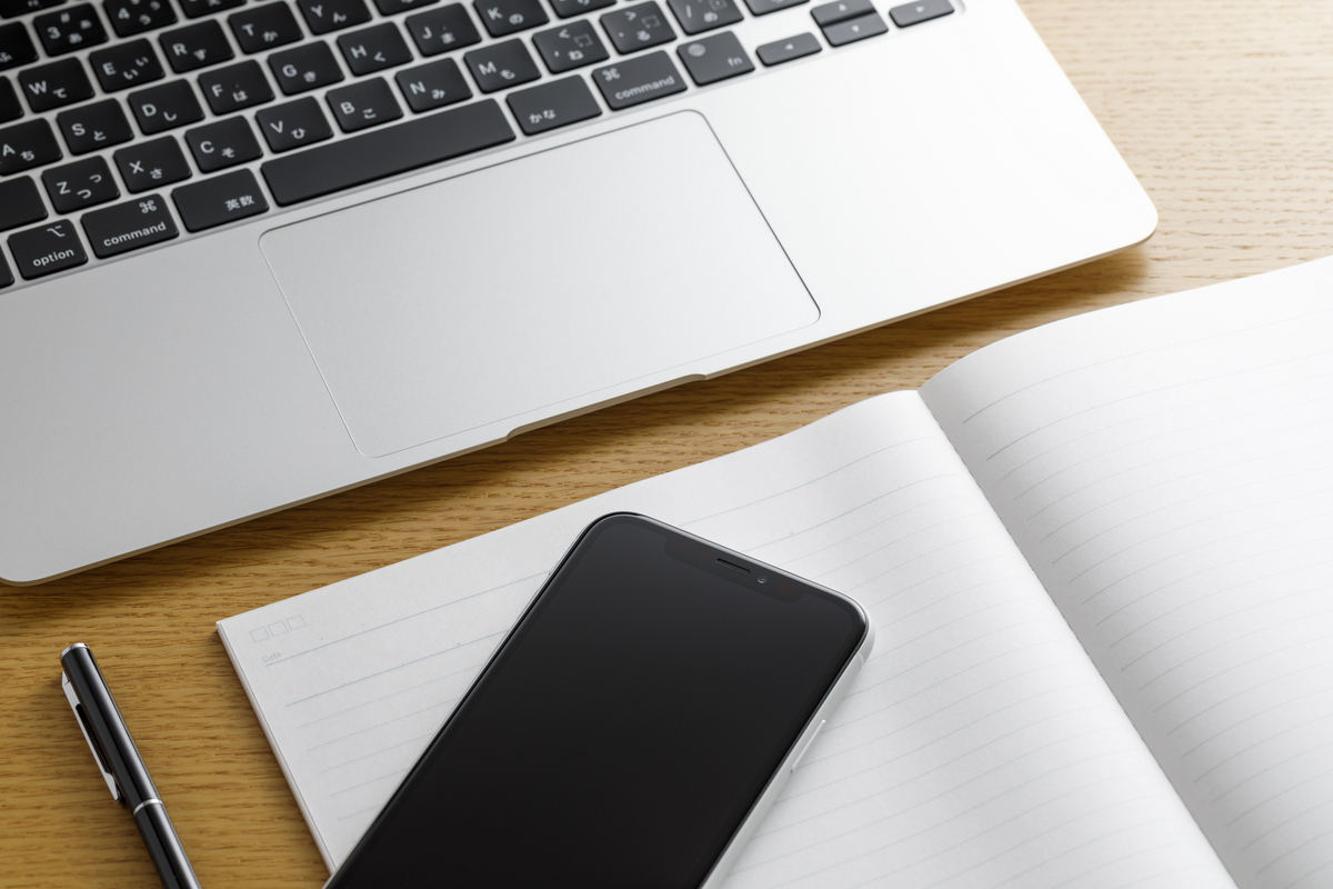 パソコンとノートとスマホ