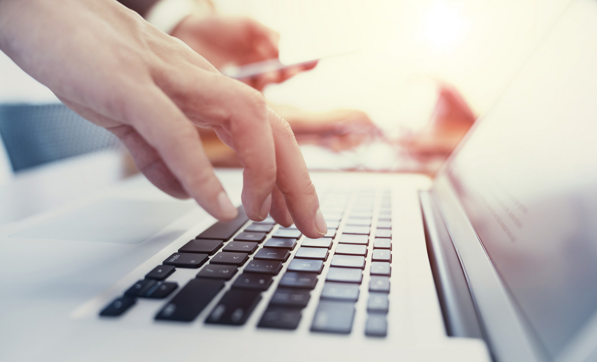パソコンを操作する手元