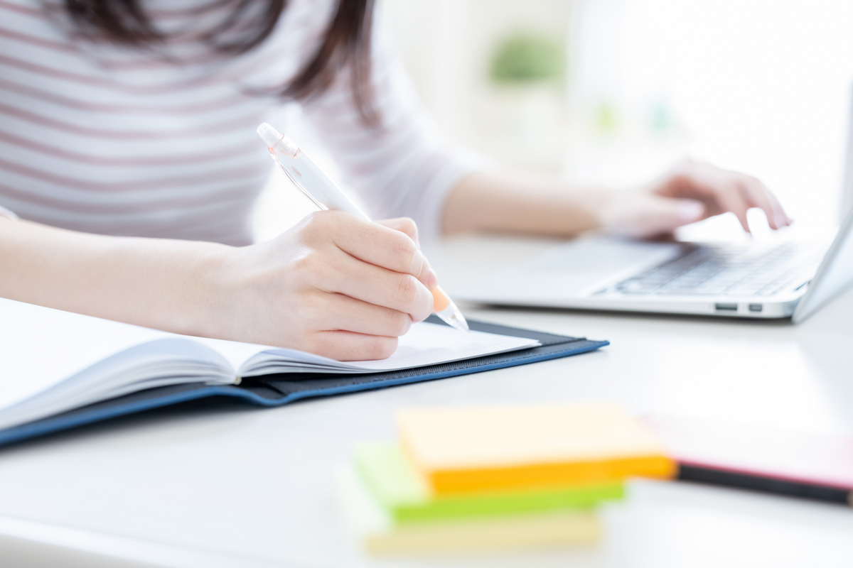 自己分析する女性