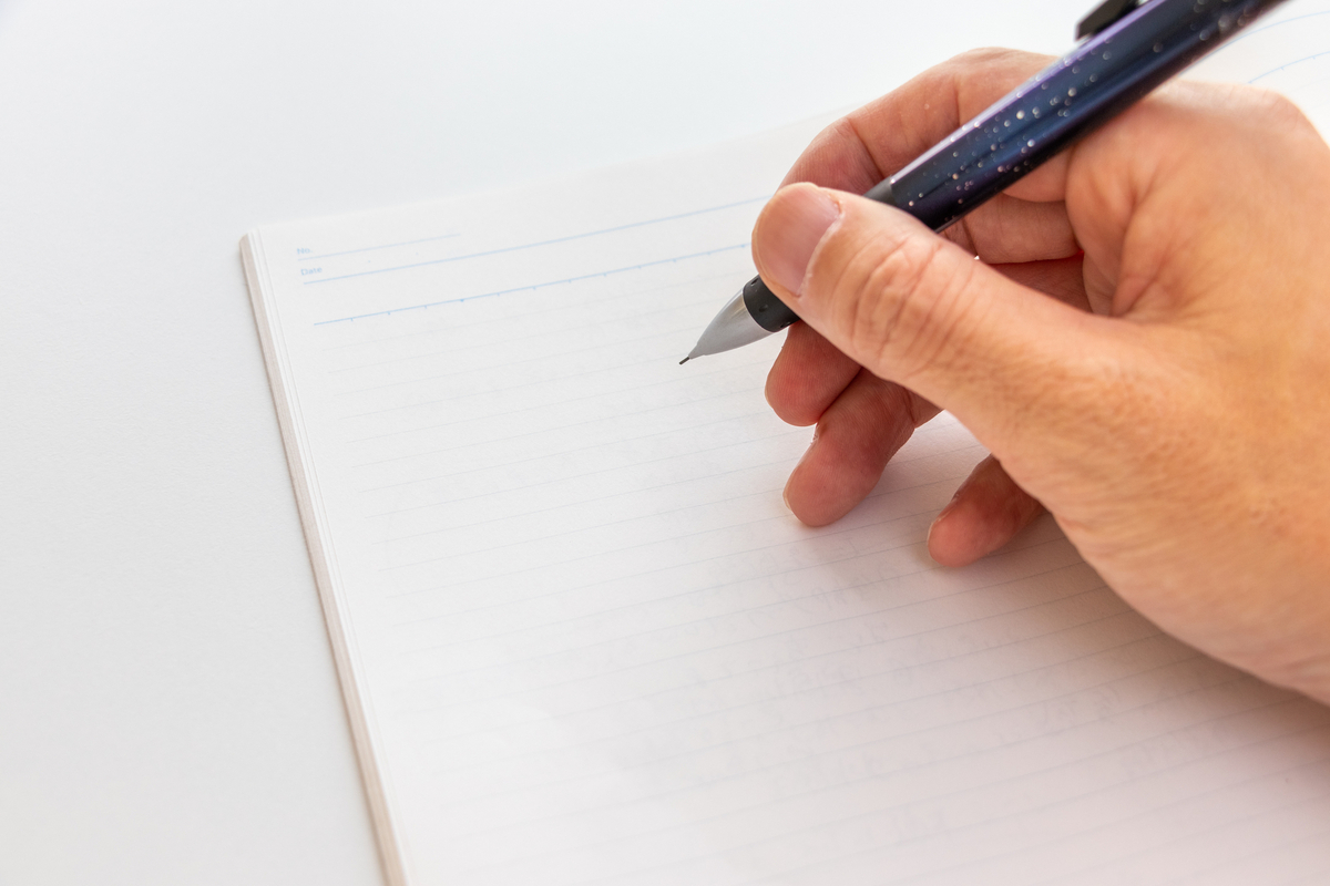 ノートに書き込む手元