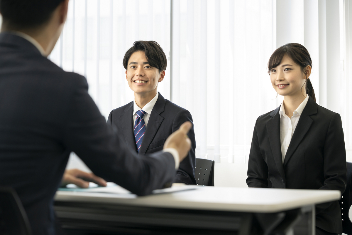 面接を受ける就活生の男女