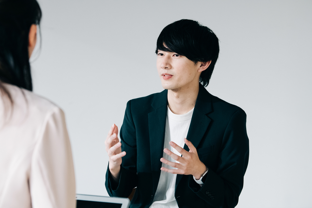 面接で答える男性