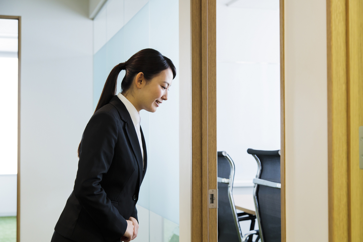 入室する女性