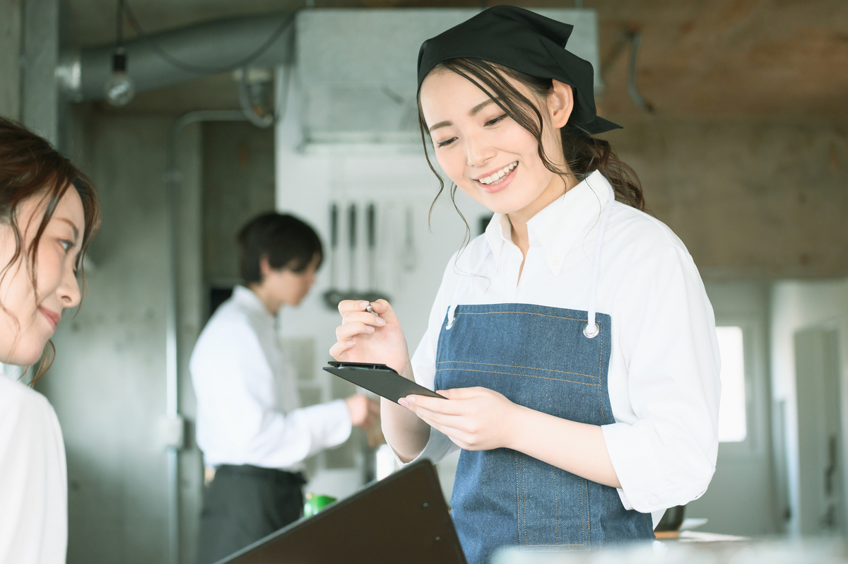 カフェの女性スタッフ