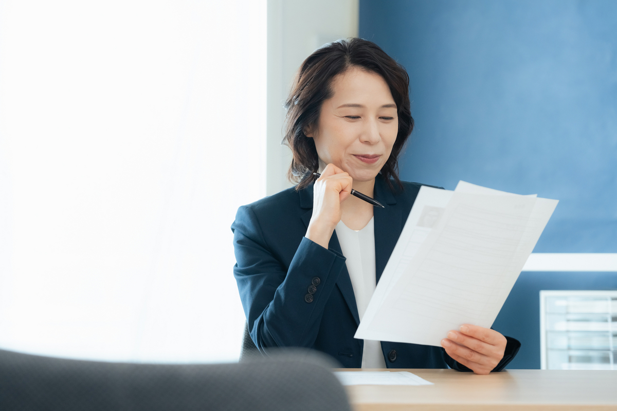 職務経歴書を見ている女性
