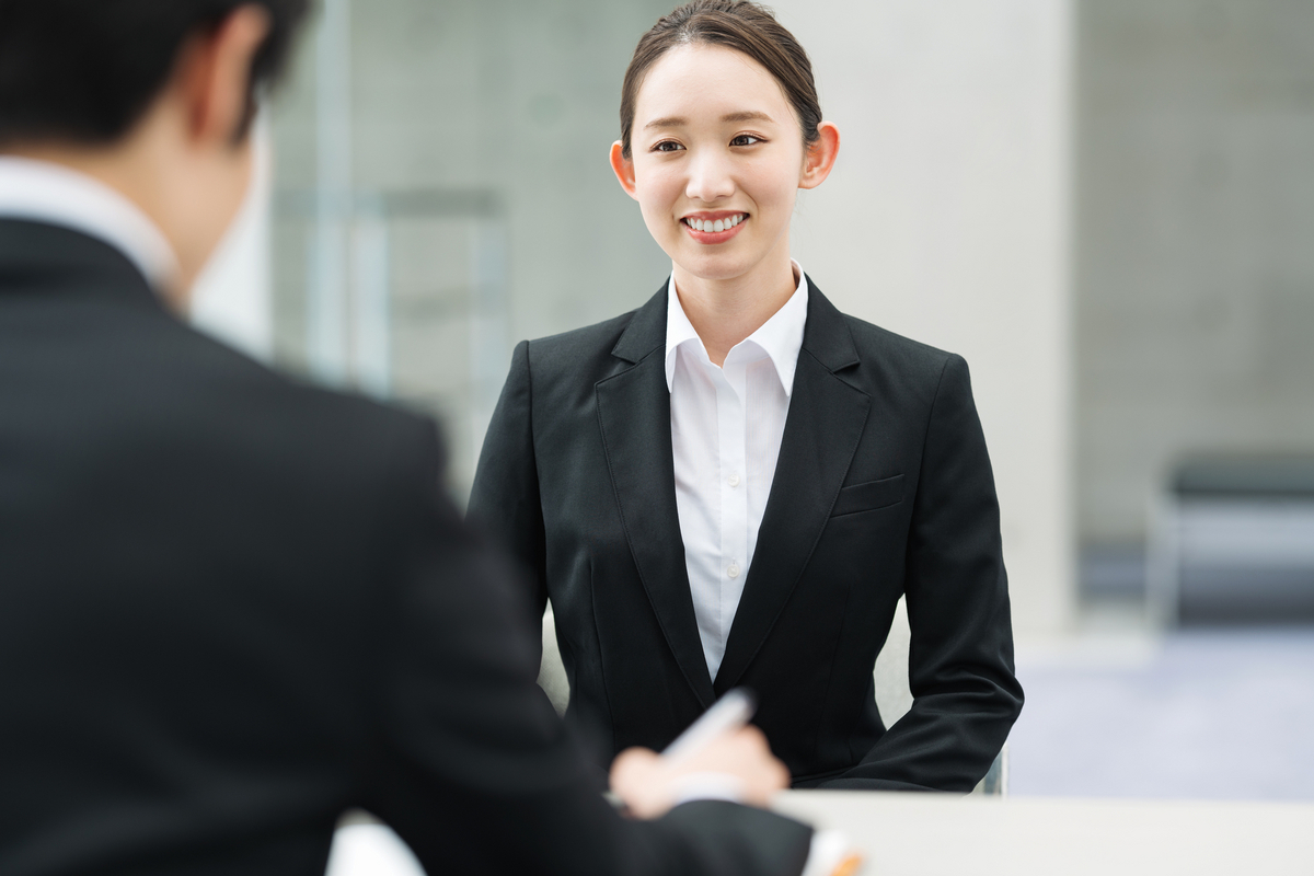 面接を受ける女性
