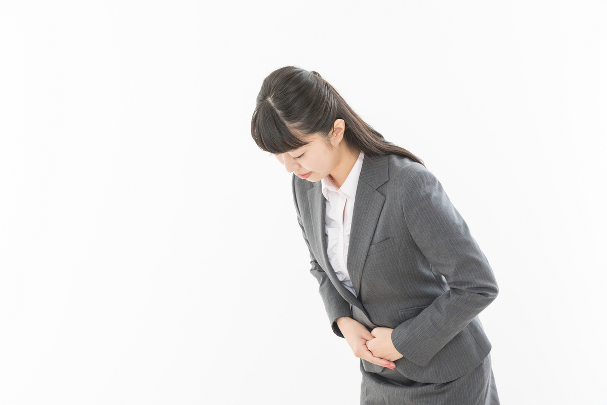 お辞儀する女性