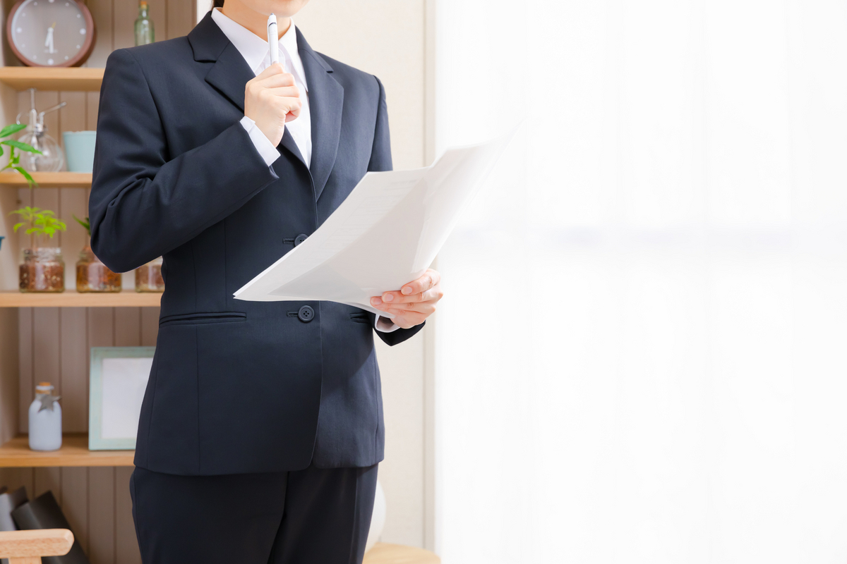 履歴書を手にしている女性