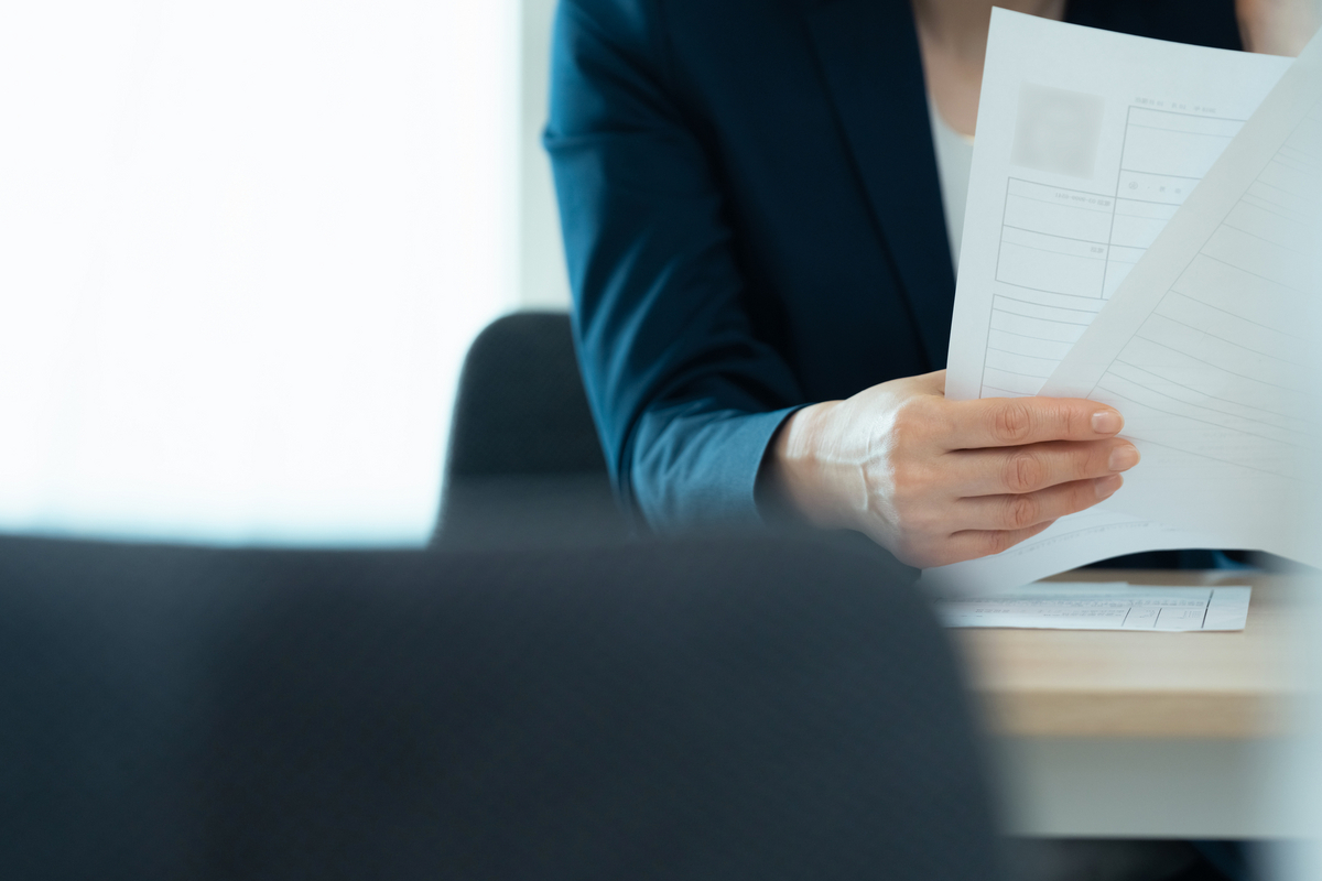 履歴書をチェックする採用担当