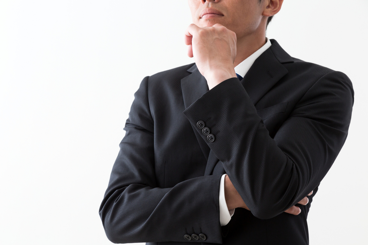 考える会社員男性